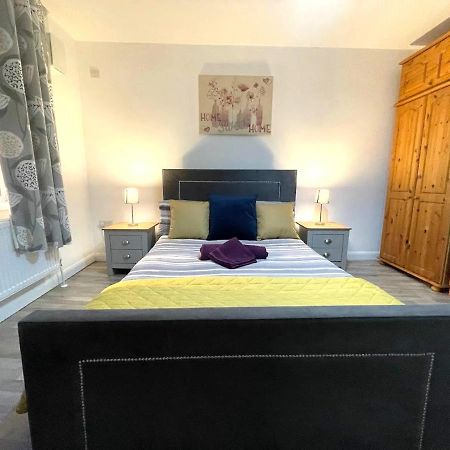 Deluxe 1-Bedroom Serviced Apartment Sleeps 4 For Short Or Long Stay Gillingham  Exteriér fotografie