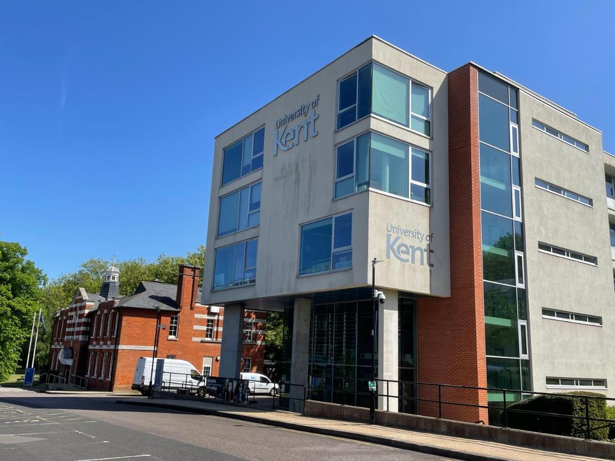 Deluxe 1-Bedroom Serviced Apartment Sleeps 4 For Short Or Long Stay Gillingham  Exteriér fotografie