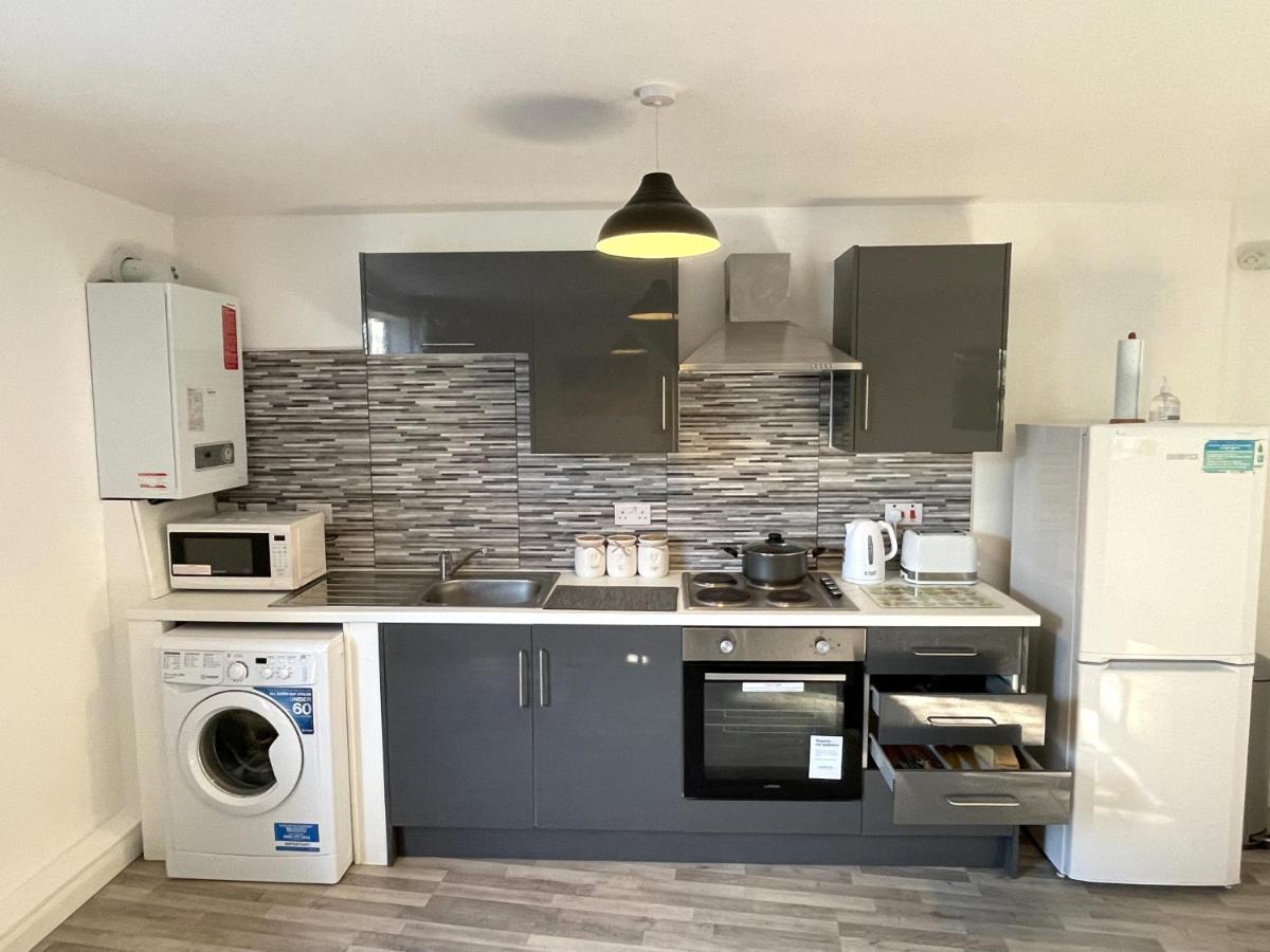 Deluxe 1-Bedroom Serviced Apartment Sleeps 4 For Short Or Long Stay Gillingham  Exteriér fotografie