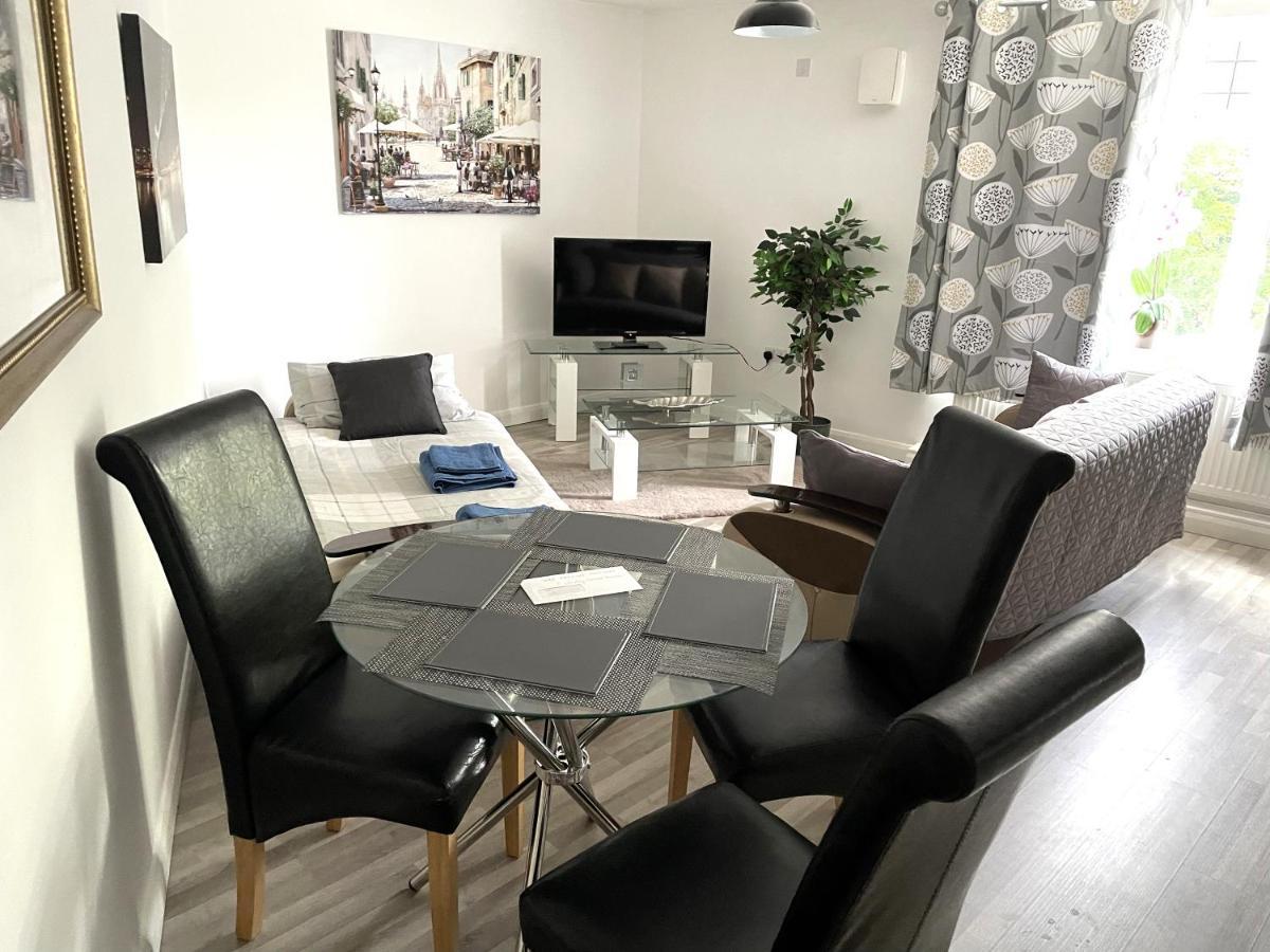 Deluxe 1-Bedroom Serviced Apartment Sleeps 4 For Short Or Long Stay Gillingham  Exteriér fotografie