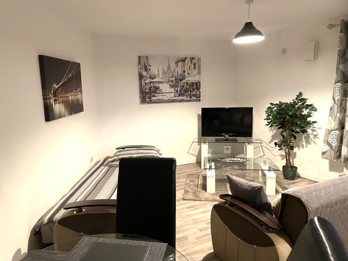 Deluxe 1-Bedroom Serviced Apartment Sleeps 4 For Short Or Long Stay Gillingham  Exteriér fotografie