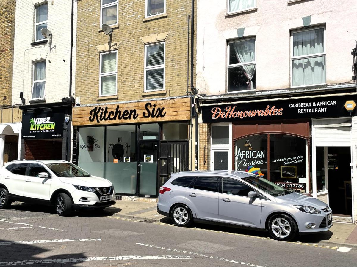 Deluxe 1-Bedroom Serviced Apartment Sleeps 4 For Short Or Long Stay Gillingham  Exteriér fotografie