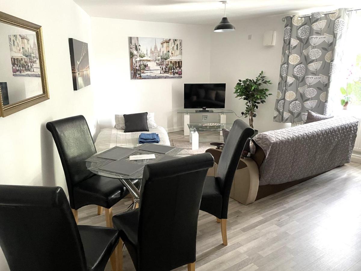 Deluxe 1-Bedroom Serviced Apartment Sleeps 4 For Short Or Long Stay Gillingham  Exteriér fotografie
