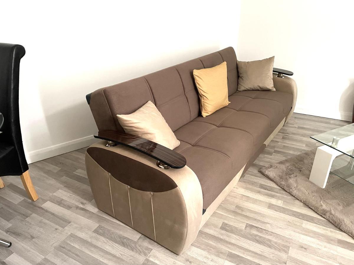 Deluxe 1-Bedroom Serviced Apartment Sleeps 4 For Short Or Long Stay Gillingham  Exteriér fotografie