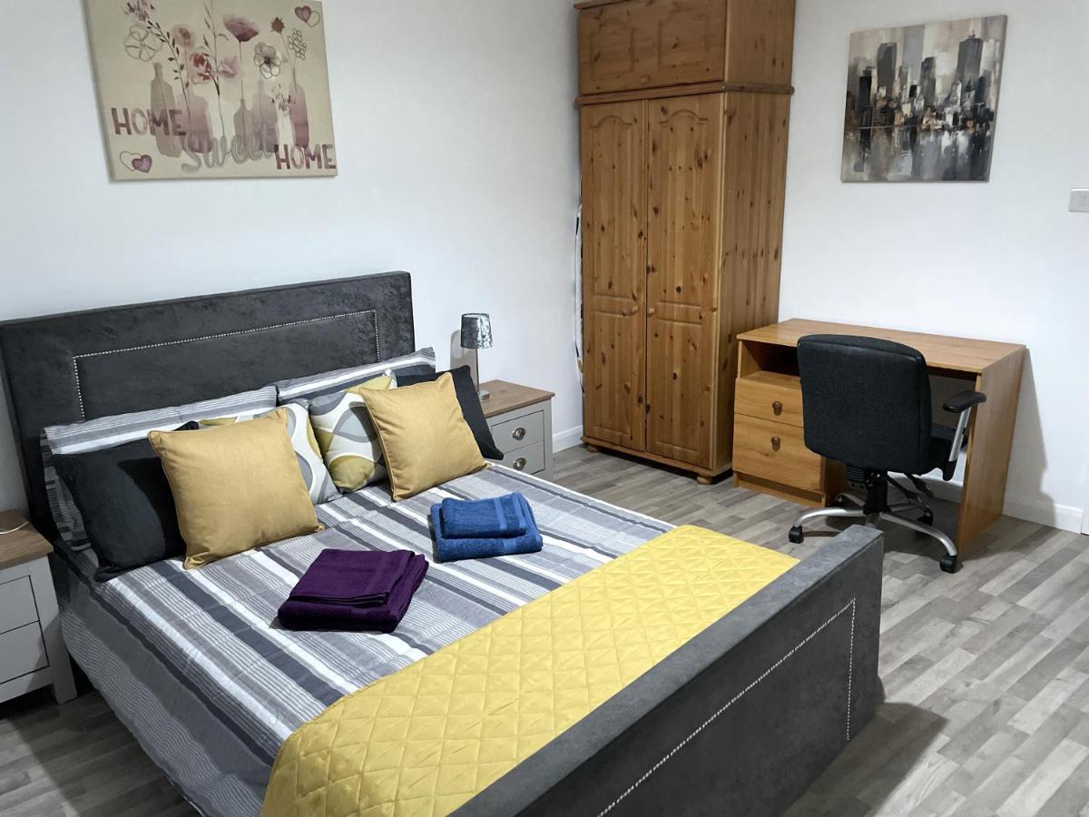 Deluxe 1-Bedroom Serviced Apartment Sleeps 4 For Short Or Long Stay Gillingham  Exteriér fotografie