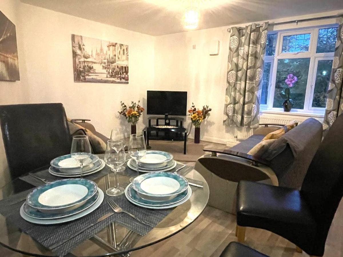 Deluxe 1-Bedroom Serviced Apartment Sleeps 4 For Short Or Long Stay Gillingham  Exteriér fotografie