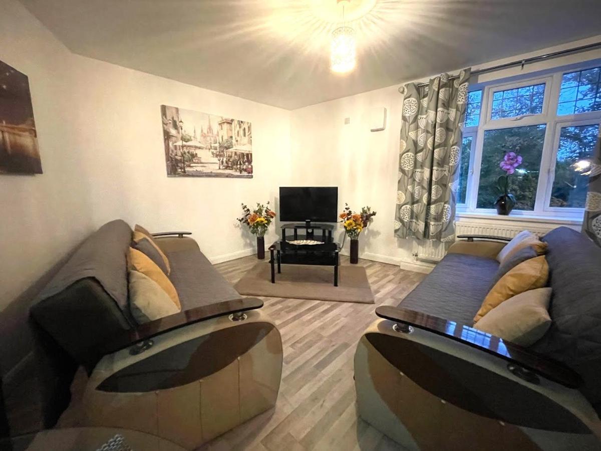 Deluxe 1-Bedroom Serviced Apartment Sleeps 4 For Short Or Long Stay Gillingham  Exteriér fotografie