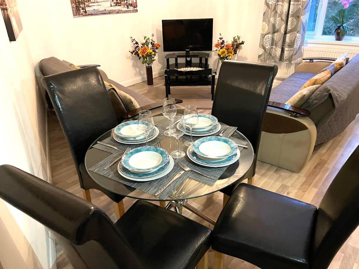 Deluxe 1-Bedroom Serviced Apartment Sleeps 4 For Short Or Long Stay Gillingham  Exteriér fotografie