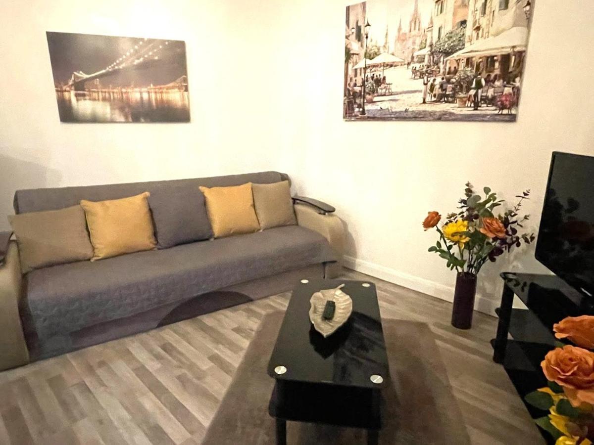 Deluxe 1-Bedroom Serviced Apartment Sleeps 4 For Short Or Long Stay Gillingham  Exteriér fotografie
