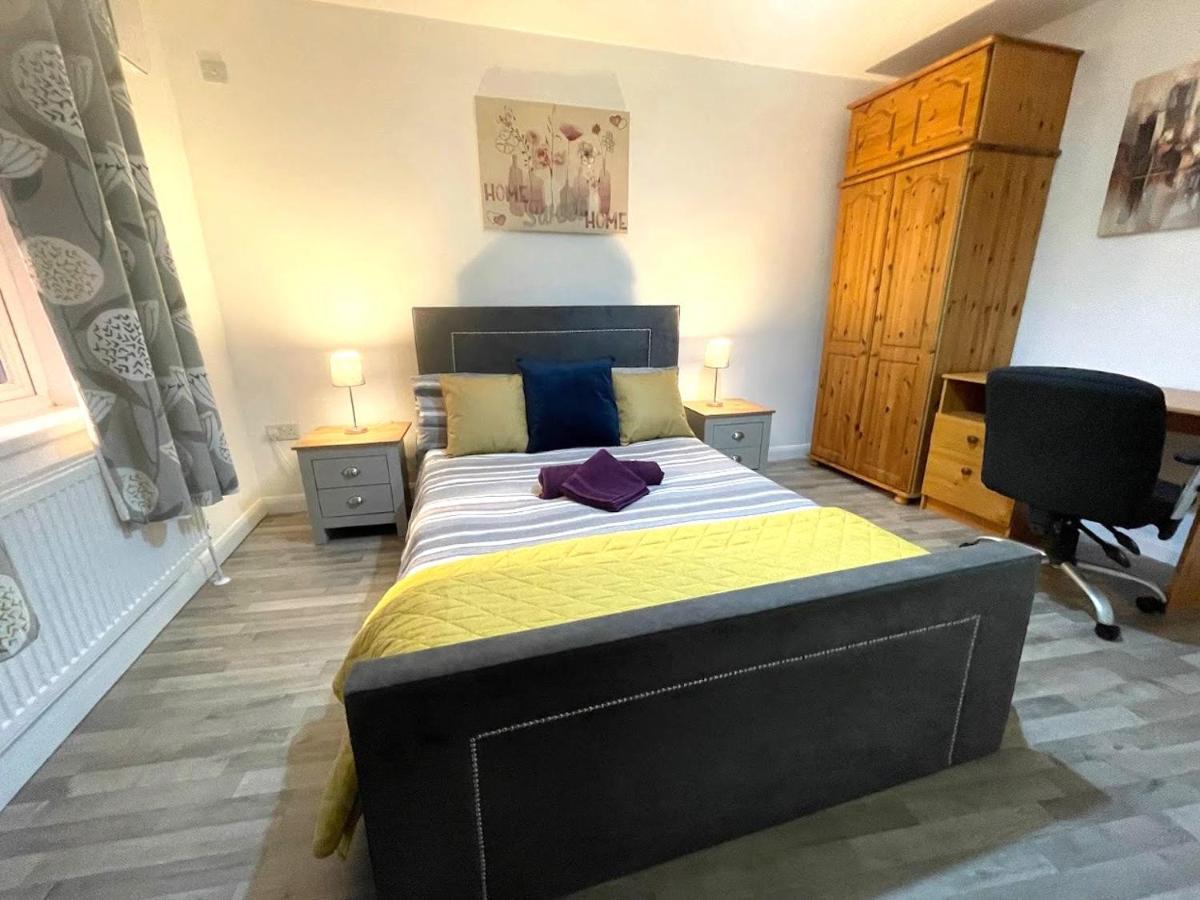 Deluxe 1-Bedroom Serviced Apartment Sleeps 4 For Short Or Long Stay Gillingham  Exteriér fotografie