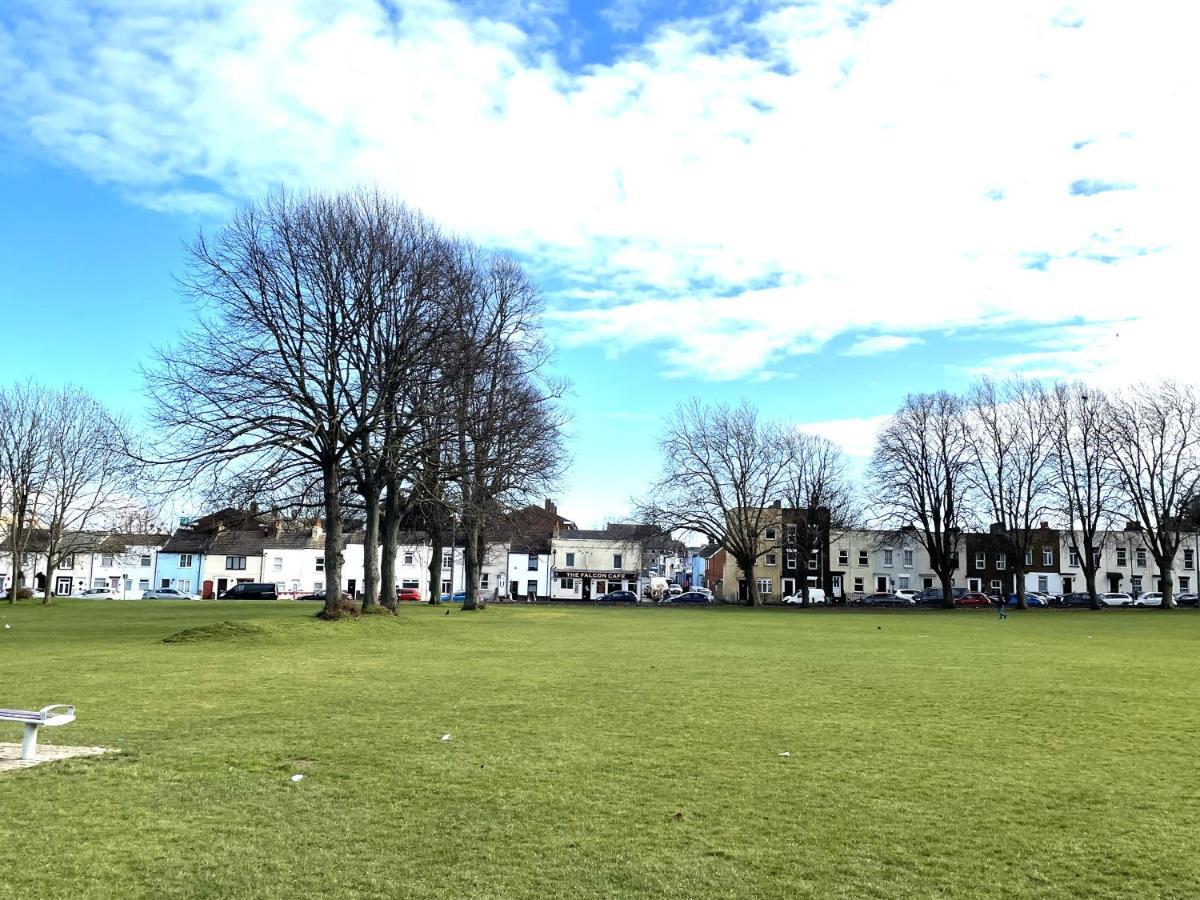 Deluxe 1-Bedroom Serviced Apartment Sleeps 4 For Short Or Long Stay Gillingham  Exteriér fotografie